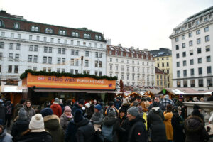 Weihnachtsmarkt am Hof 2023 Radio Wien Punschstand